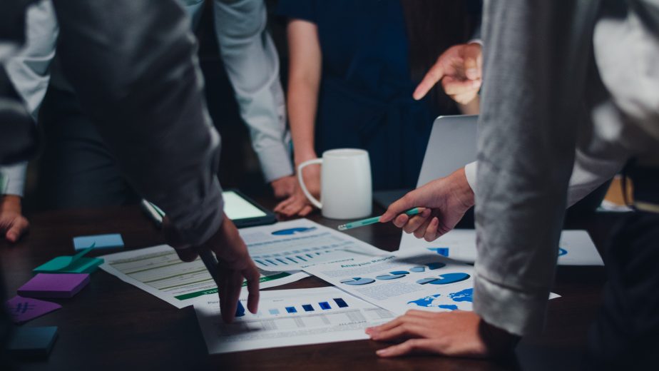 millennial-asia-businessmen-businesswomen-meeting-brainstorming-ideas-about-new-paperwork-project-colleagues-working-together-planning-success-strategy-enjoy-teamwork-small-modern-night-office